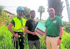 Die Verantwortlichen des Projektes mit einer der Kisten.