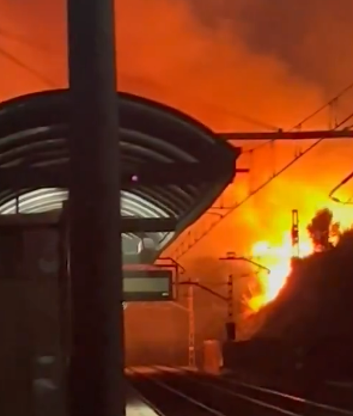 Imagen secundaria 2 - Oben: Nachbarn, die im Sportzentrum untergebracht sind (Foto: José Rodríguez Cámara). Unten: Erfrischungsarbeiten (Foto: Salvador Salas) und Flammen in der Station Torremuelle im Morgengrauen (Foto: @iampedriito12).