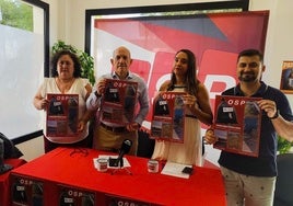 Anführer der Formation mit den Plakaten des Protestaufrufs.
