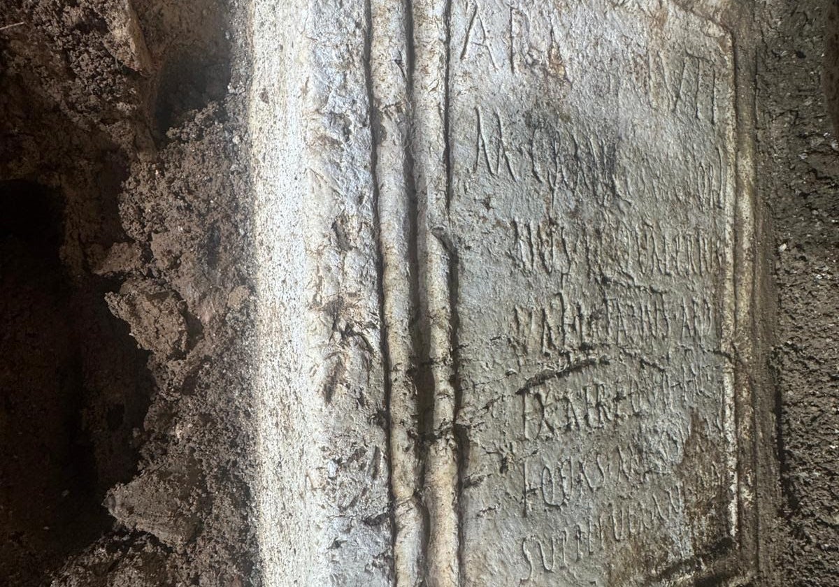 Detail der Inschriften auf dem Altar, der bei den archäologischen Ausgrabungen in der Sagrario-Kirche gefunden wurde.