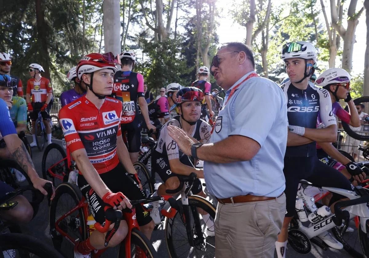 Der UCI-Kommissär informiert Jonas Vingegaard und die anderen Fahrer über das vorzeitige Ende der Vuelta a España.