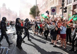 Die Polizei versuchte, die Demonstrantenn zurückzudrängten.