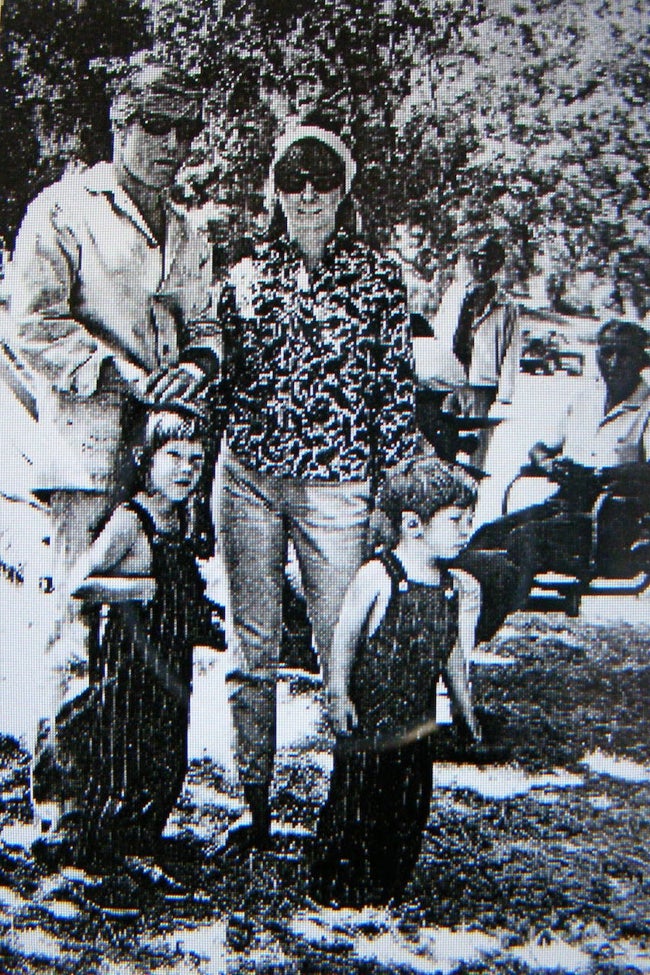 Der Schauspieler Robert Redford, seine Frau Lola und seine Kinder Shauna und Jamie 1966 in Mijas.