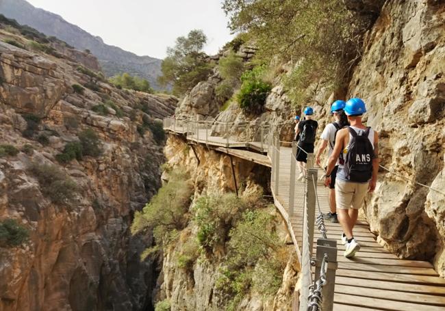 Der Weg bietet atemberaubende Ausblicke auf die Schlucht.