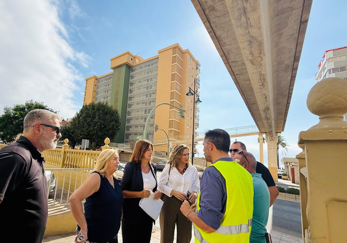Die Stadträtinnen María Hernández, Isabel González und Rocío Arriaga unter der Überführung in der Avenida de las Gaviotas.