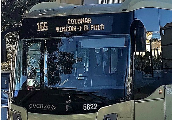 Buslinie M-165 während einer Fahrt.