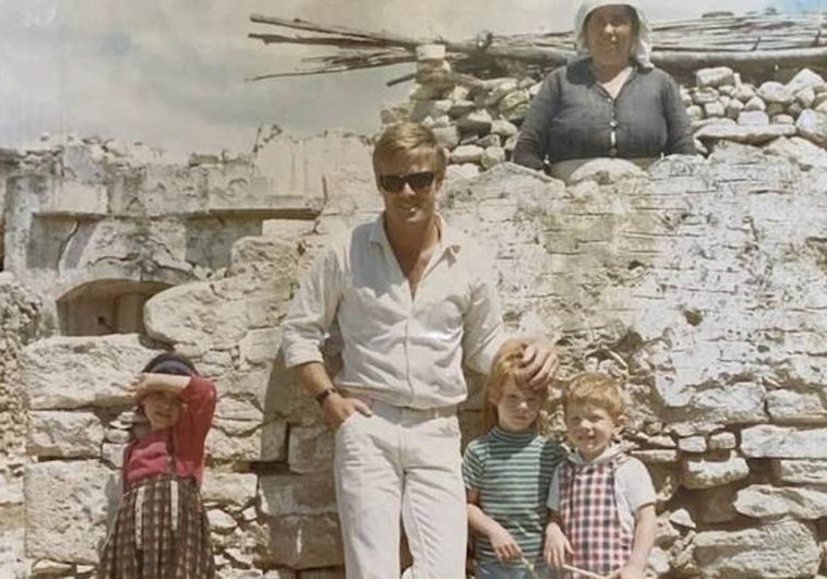 Robert Redford in Mijas mit seinen Kindern und einer «Passantin».