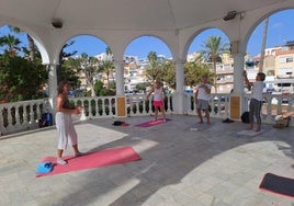 J. Brückner (l.) bei einem Kurs im Strandpavillon von Torre del Mar.