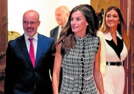 Königin Letizia trägt eine von Opfern des Menschenhandels hergestellte Jacke.