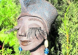 Eine Skulptur der Keramikerin in ihrem kreativen Garten.