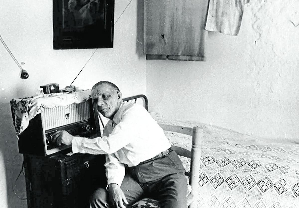 Manuel Cortés mit dem Radio, seine wichtigste Informationsquelle während der 30 Jahrein seinem Versteck.