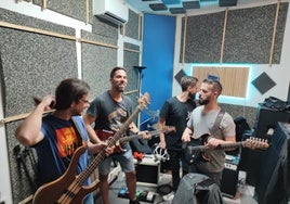 Die Band Not Yet bei einer Probe in einem der beiden Räumlichkeiten, die der Musikverein in einer ehemaligen Umkleidekabine auf dem Feriagelände betreibt.