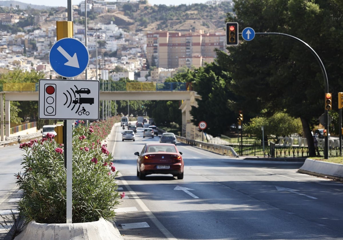 Schilder auf der Avenida Valle Inclán weisen auf die neuen Ampelblitzer hin.