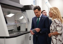 Juanma Moreno und die Finanzministerin Carolina España bei einer Veranstaltung am vergangenen Montag.