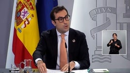 Wirtschaftsminister Carlos Cuerpo bei der Pessekonferenz zum Waffenembargo.