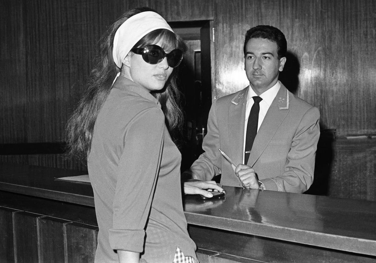 Claudia Cardinale an der Rezeption des Hotels Pez Espada in Torremolinos, wo die Schauspielerin 1965 während ihrer Dreharbeiten untergekommen war.