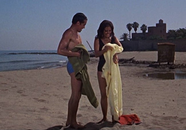 Alain Delon und Claudia Cardinale, am Starnd vor dem Castillo de Bil-Bil in Benalmádena.