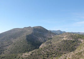 Nach dem Aufstieg zum Calamorro verläuft der Weg über den Kamm dieser Bergkette bis nach Alhaurín.