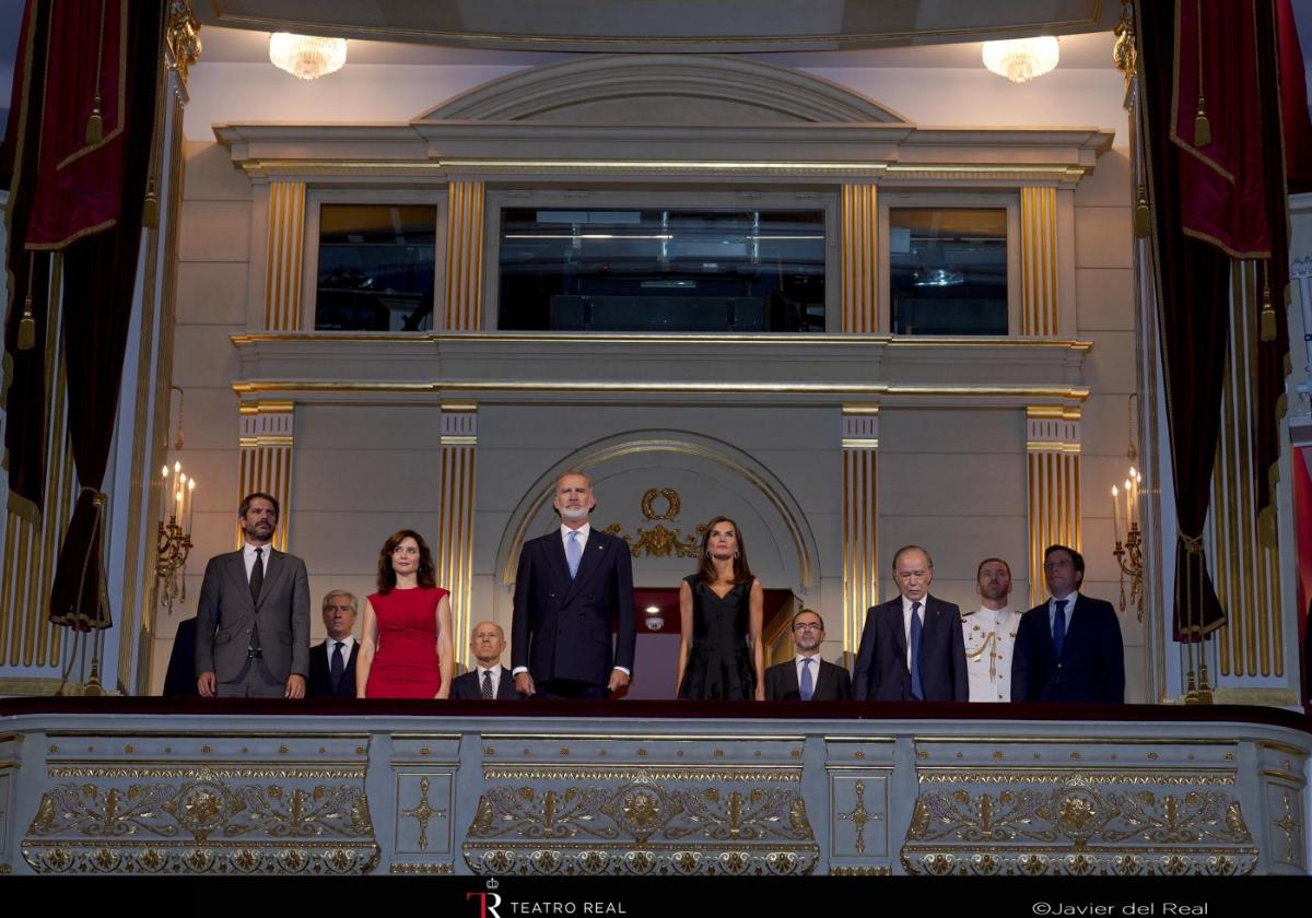 Die Könige auf der Tribüne des Teatro Real vor einer Vorstellung.