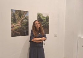 Noelia García Bandera vor einigen ihrer Werke.