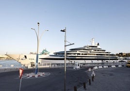Die Kaos, festgemacht im Megayachthafen im Hafen von Málaga.