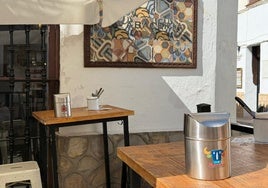 Einige Betriebe in Ronda haben die neuen Tischabfalleimer, die ab Januar 2026 verpflichtend sind, bereits auf ihren Terrassen aufgestellt.