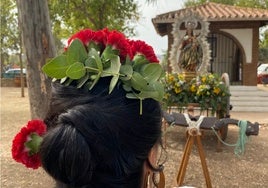 Eine Teilnehmerin der Wallfahrt vor der Virgen del Rosario in dem Park El Esparragal während einer vergangenen Ausgabe.