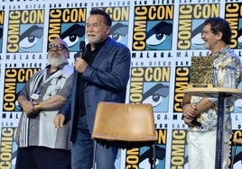 Stargast Schwarzenegger mit Zeremonienmeister Alex de la Iglesia.