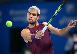 Carlos Alcaraz während des Spiels geben Casper Ruud.