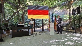 Schülerinnen der Deutschen Schule Málaga interpretierten die deutsche Nationalhymne, rechts Konsul Franko Stritt.