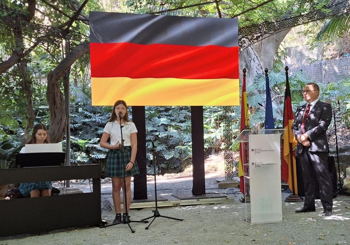 Schülerinnen der Deutschen Schule Málaga interpretierten die deutsche Nationalhymne, rechts Konsul Franko Stritt.