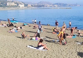 Voller Strand in Málaga im letzten Herbst.