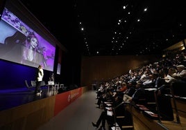 Diana Núñez und Rubén Cruz präsentieren ihren Avatar Aitana.