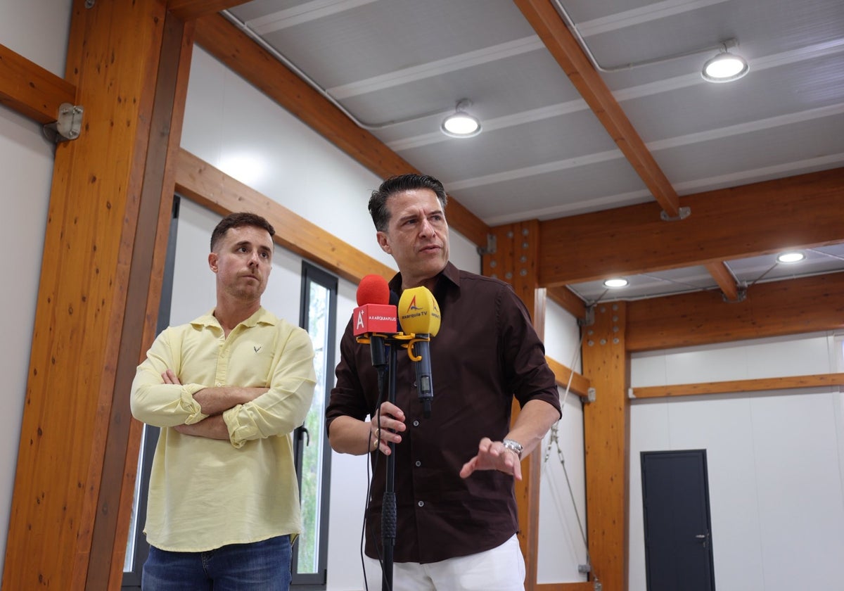 Der Stadtrat für Sport und der Bürgermeister bei der Präsentation der Verbesserungen.