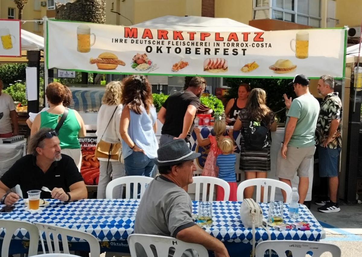 Imagen secundaria 1 - Bei deutschem Bier und deutschem Essen genossen die Gäste das Musikprogramm (1. Foto). Auch die deutsche Metzgerei 'Marktplatz' hatte einen Stand (2. Foto). Veranstalterin Karin Przybylski war rundum zufrieden (3. Foto).