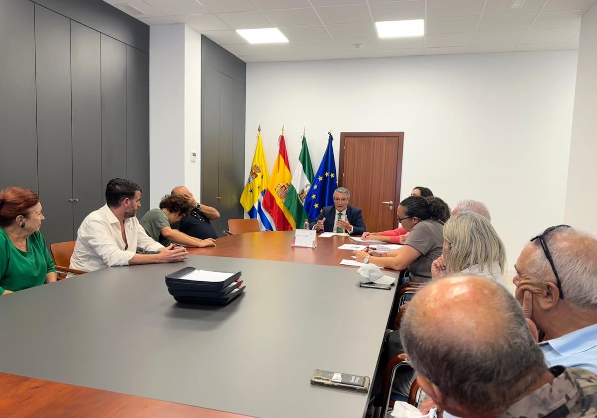 Der Bürgermeister von Rincón de la Victoria traf am Mittwochnachmittag mit Vertretern der Urbanisationen Calaflores und Nueva Cala zusammen.