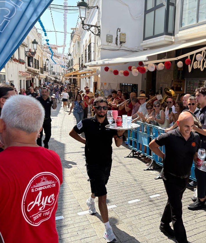 Imagen secundaria 2 - Bloß nicht allzu viel verschütten: Spannung und Spaß beim Wettlauf der Kellner in Nerja