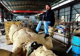 Auf einem Foto auf seinem Instagram-Profil posiert der Künstler mit der Neptun-Skulptur vor ihrem Guss.