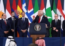 Donald Trump und Pedro Sánchez auf dem Friedensgipfel in Ägypten.