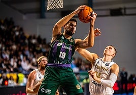 Sulejmanovic holt sich einen Abpraller gegen Madsen im Spiel in Karditsa.