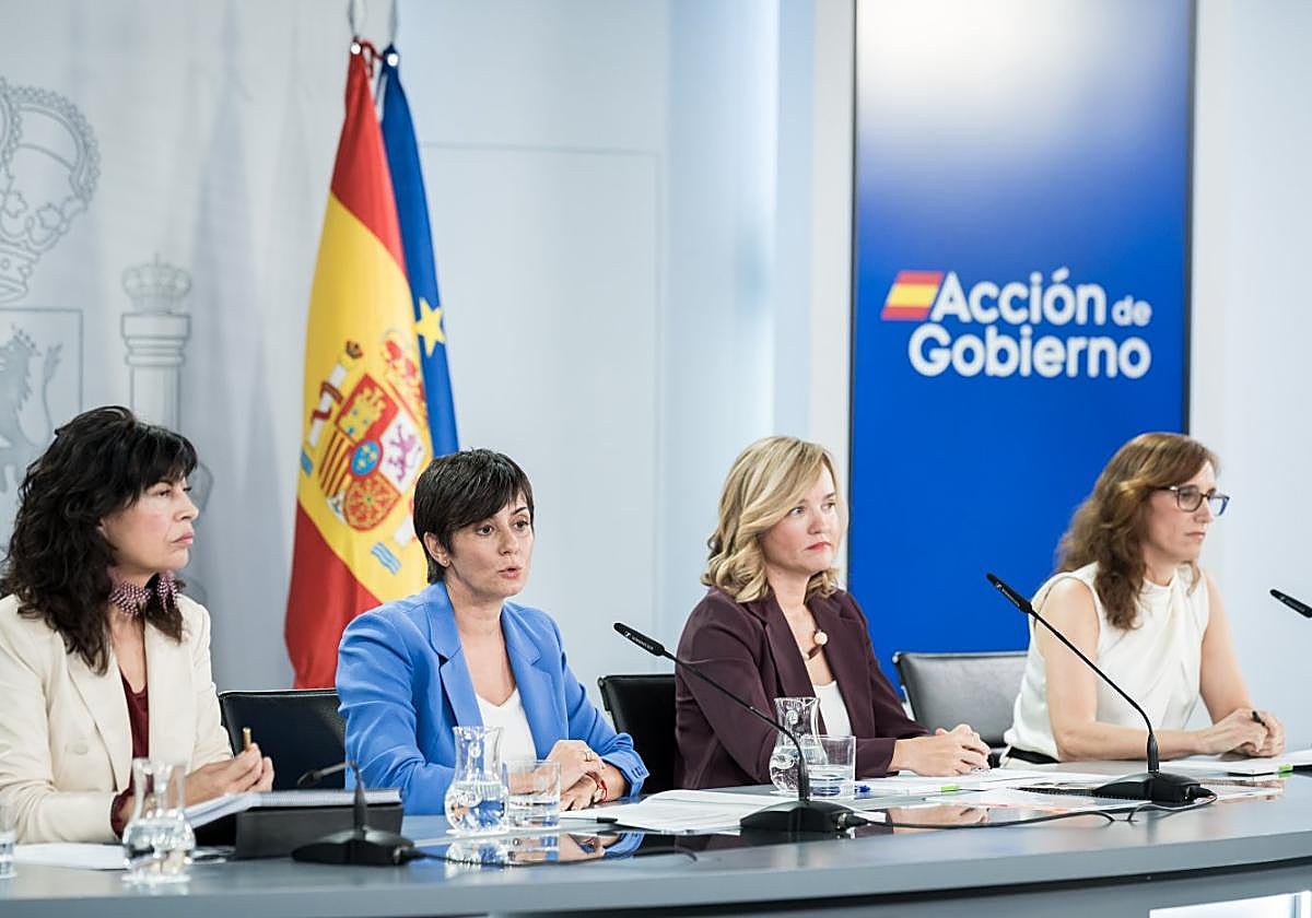 Ministerinnen Redondo, Rodríguez, Alegría und García am Dienstag bei der Pressekonferenz.