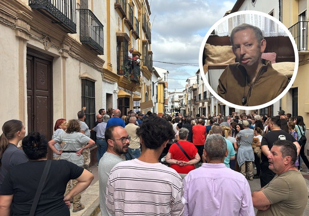 Hunderte von Menschen füllten die Calle Baja de Alameda, um Fran Custodio (im Kasten oben rechts) angesichts seiner drohenden Räumung zu unterstützen.