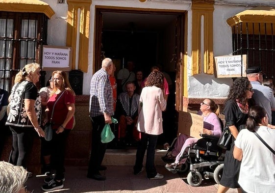 Anwohner von Alameda versammelten sich nach der Aussetzung der Zwangsräumung vor dem Haus von Fran Custodio.