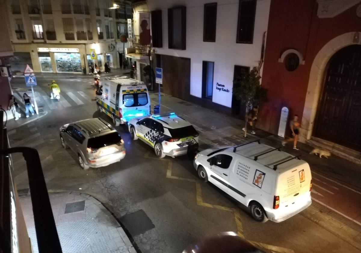 Polizei und Rettungsdienst vor dem Haus, das sich an der Ecke zwischen Calle Duque de Ricas und Calle Cruz del Molinillo befindet.