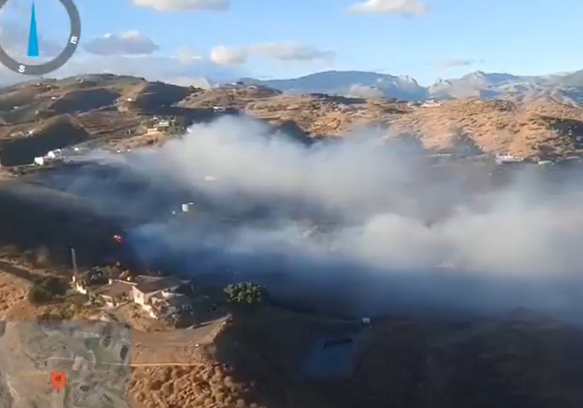 Bild der Flammen um die buddhistische Stupa Karma Guen in Vélez-Málaga.