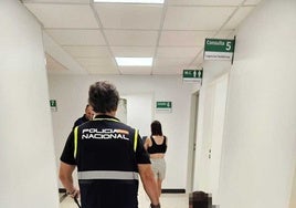 Die Beamten begleiteten die Opfer ins Krankenhaus.