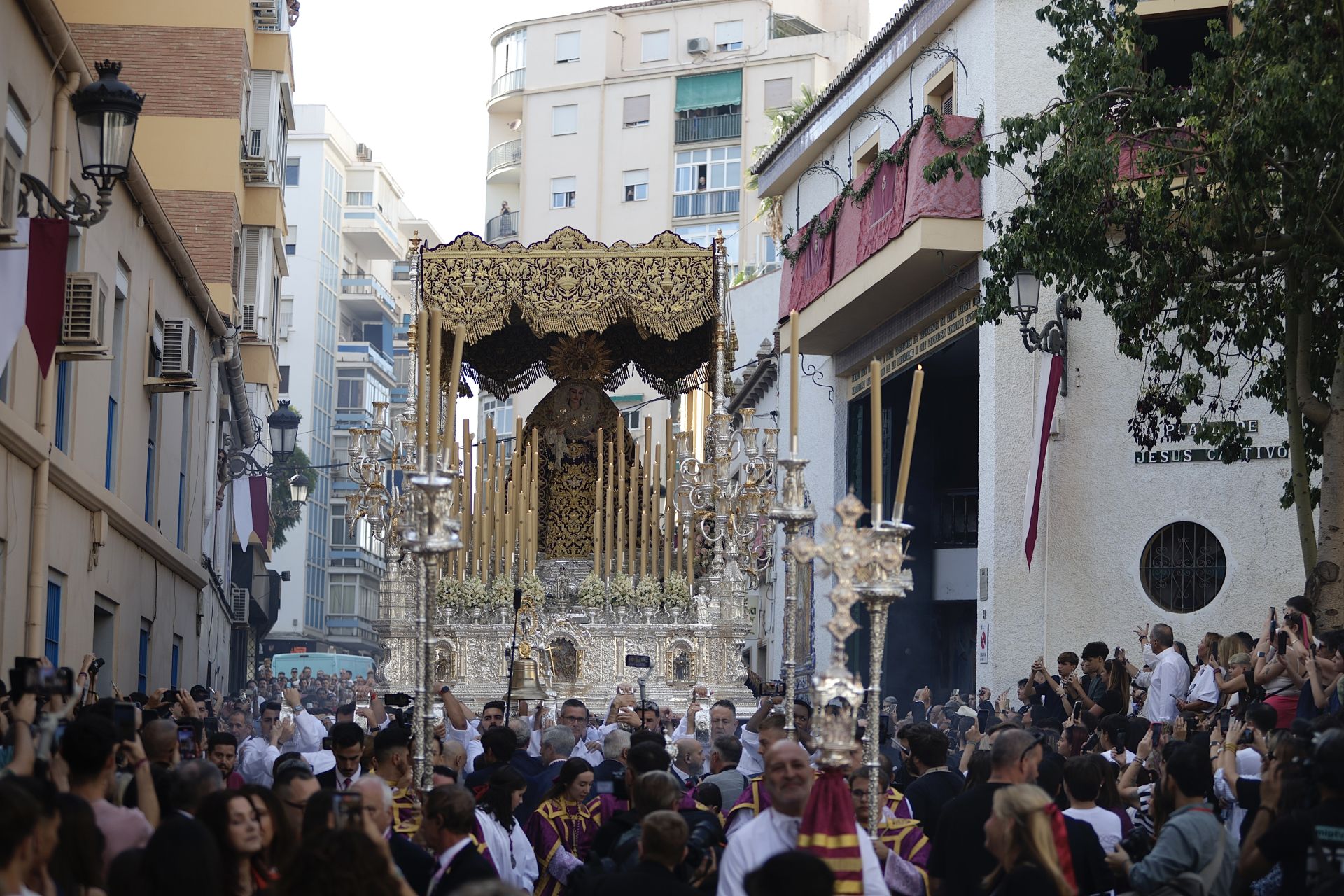 Tausende Zuschauer bei der Prozession der Virgen de la Trinidad in Málaga