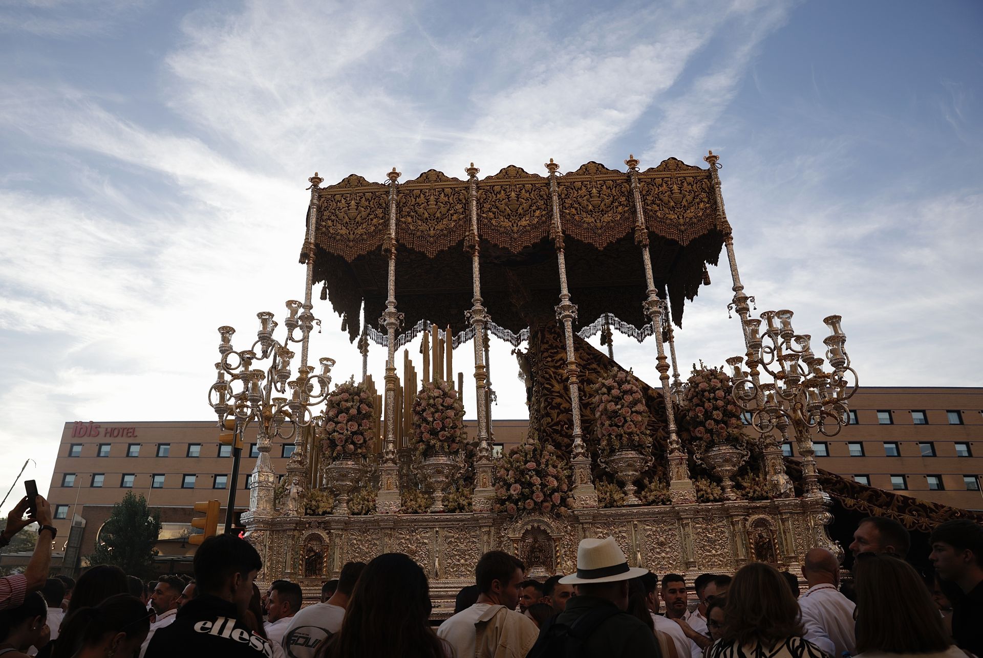 Tausende Zuschauer bei der Prozession der Virgen de la Trinidad in Málaga