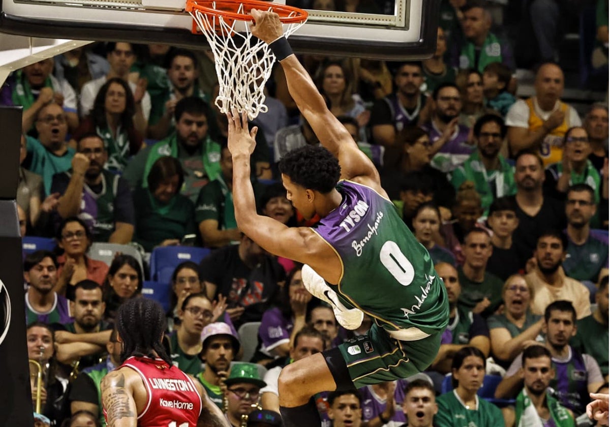 Tyson Perez wirft im Spiel gegen Girona gegen Livingston.