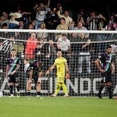 Die Spieler von Málaga sind nach dem zweiten Gegentreffer geschockt.